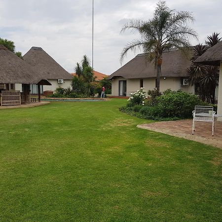 12 On Vaal Drive Guesthouse Vanderbijlpark Exterior foto