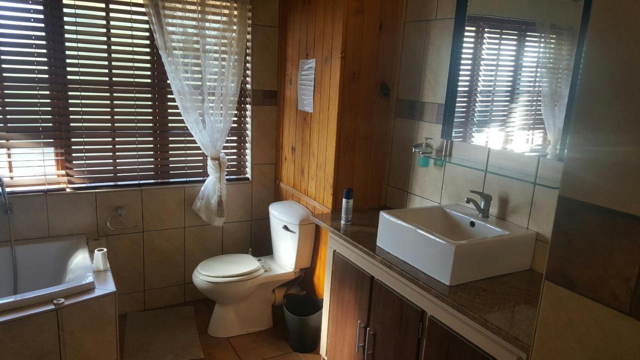 12 On Vaal Drive Guesthouse Vanderbijlpark Exterior foto