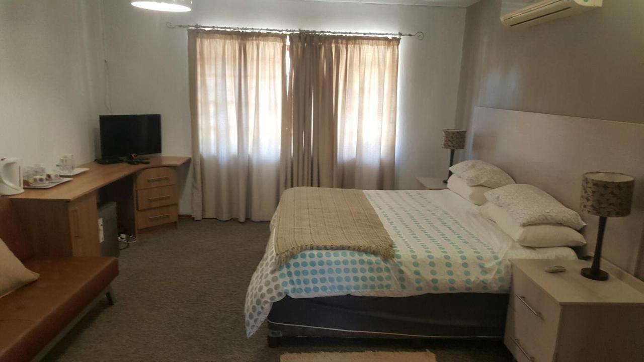12 On Vaal Drive Guesthouse Vanderbijlpark Exterior foto