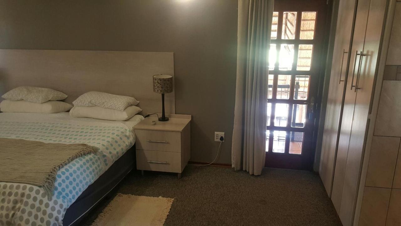 12 On Vaal Drive Guesthouse Vanderbijlpark Exterior foto