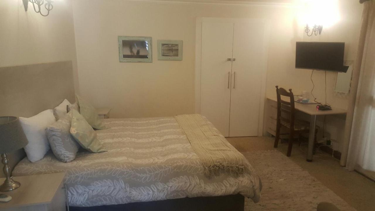 12 On Vaal Drive Guesthouse Vanderbijlpark Exterior foto